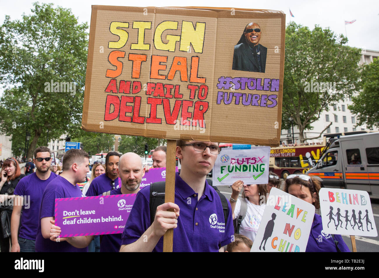 London, Großbritannien. 30. Mai, 2019. Aktivisten der Nationalen Krise senden März von Downing Street Parliament Square während einer Demonstration zu Verbesserungen in der Diagnose und Beurteilung von jungen Menschen mit schicken, Unterstützung für ihre Familien, die Finanzierung und die rechtliche und finanzielle Rechenschaftspflicht für die lokalen Behörden bei der Behandlung von jungen Menschen mit Senden und ihre Familien verlangen. Eine Petition wurde auch an der Downing Street 10 vorgestellt. Credit: Mark Kerrison/Alamy leben Nachrichten Stockfoto