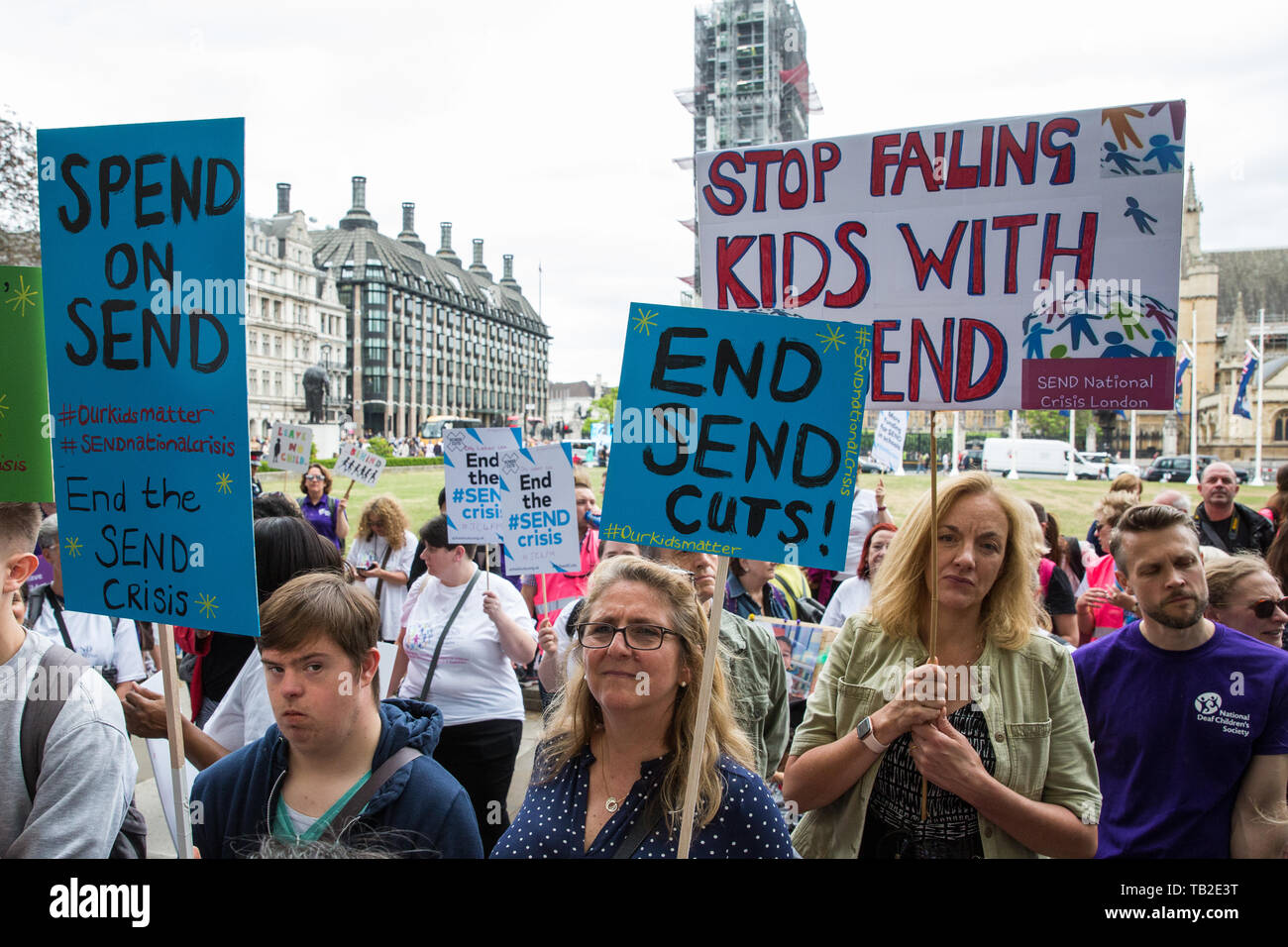 London, Großbritannien. 30. Mai, 2019. Kinder schicken und Aktivisten der Nationalen Krise senden Sie eine Demonstration in Parliament Square, um Verbesserungen in der Diagnose und Beurteilung von jungen Menschen mit schicken, Unterstützung für ihre Familien, die Finanzierung und die rechtliche und finanzielle Rechenschaftspflicht für die lokalen Behörden bei der Behandlung von jungen Menschen mit Senden und ihre Familien Nachfrage sorgen. Credit: Mark Kerrison/Alamy leben Nachrichten Stockfoto