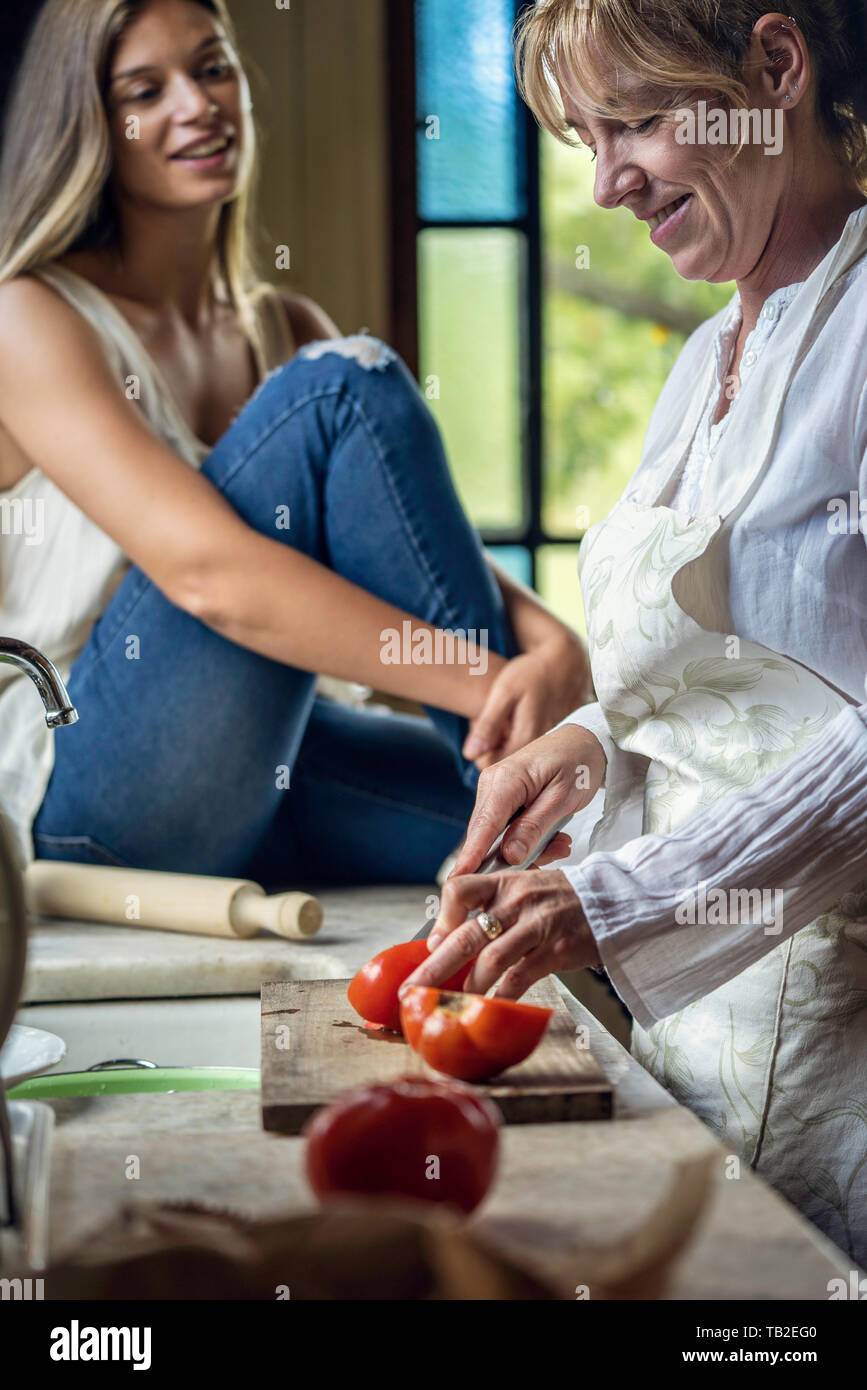 Mutter und Tochter, die Zubereitung von Speisen in der Küche Stockfoto