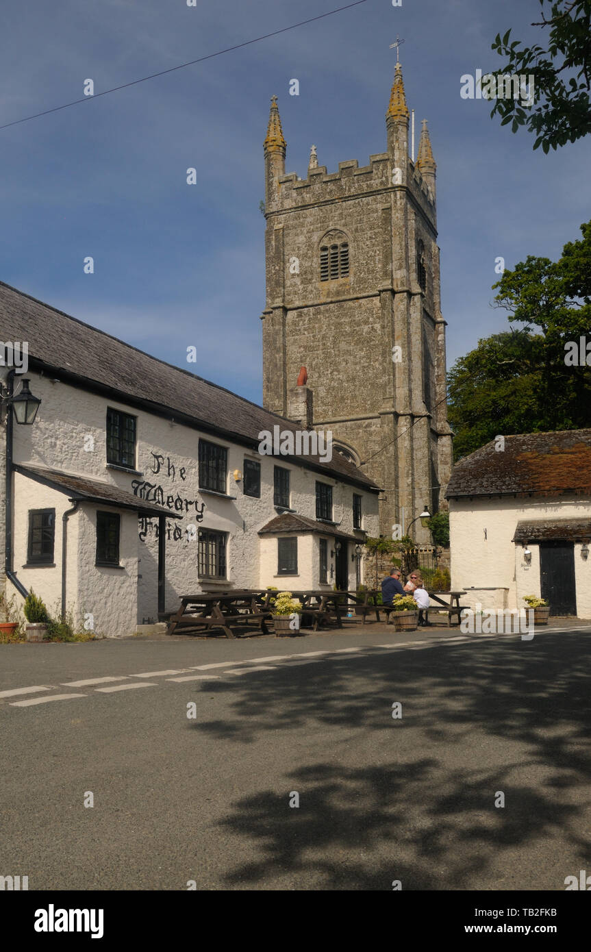 Die müden Friar Inn und die Kirche St. Odulphus, in Pillaton, Cornwall, England Stockfoto