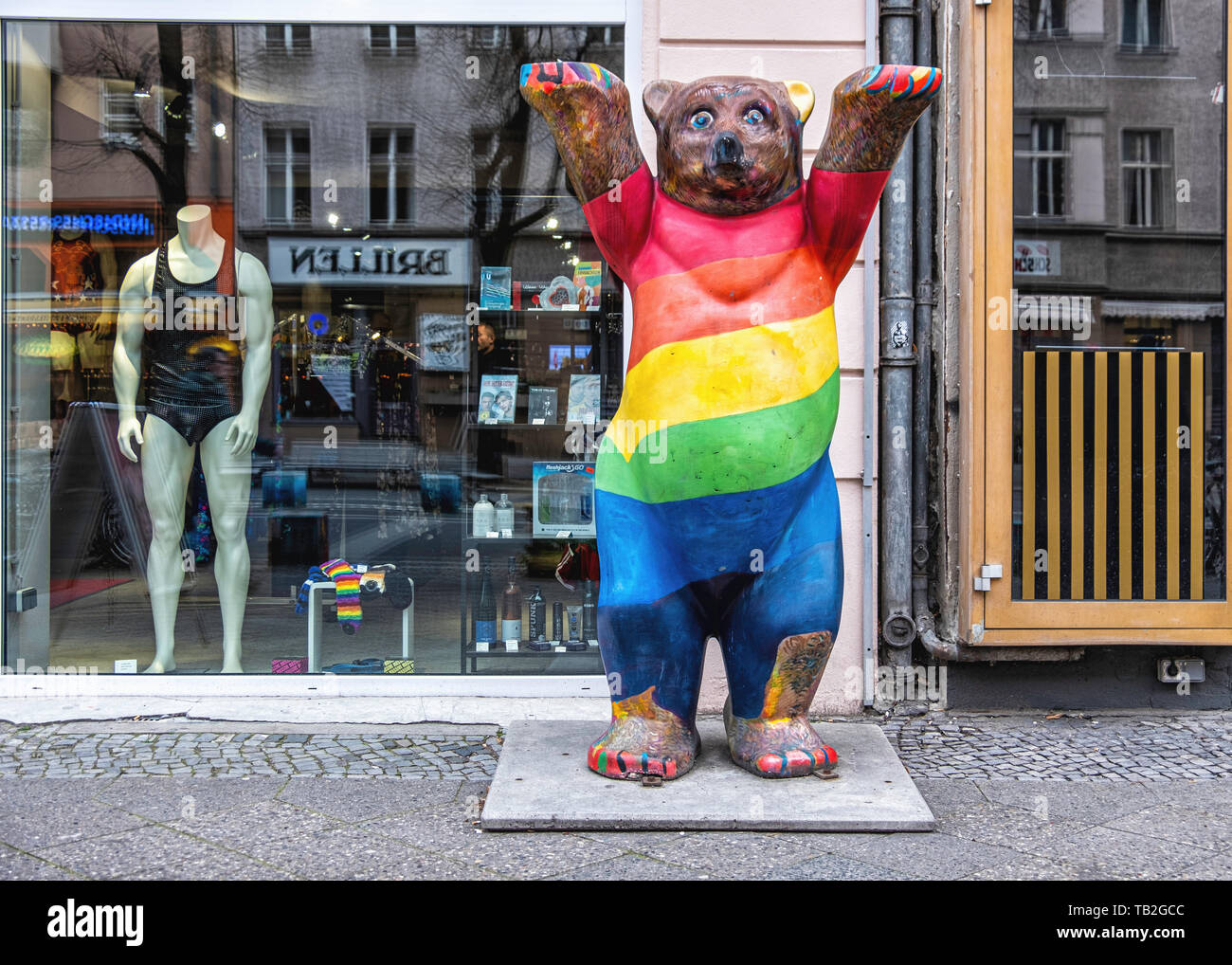 Schöneberg-Berlin. Brunos Shop mit Berliner Bär tragen LGBT-Farben Stockfoto