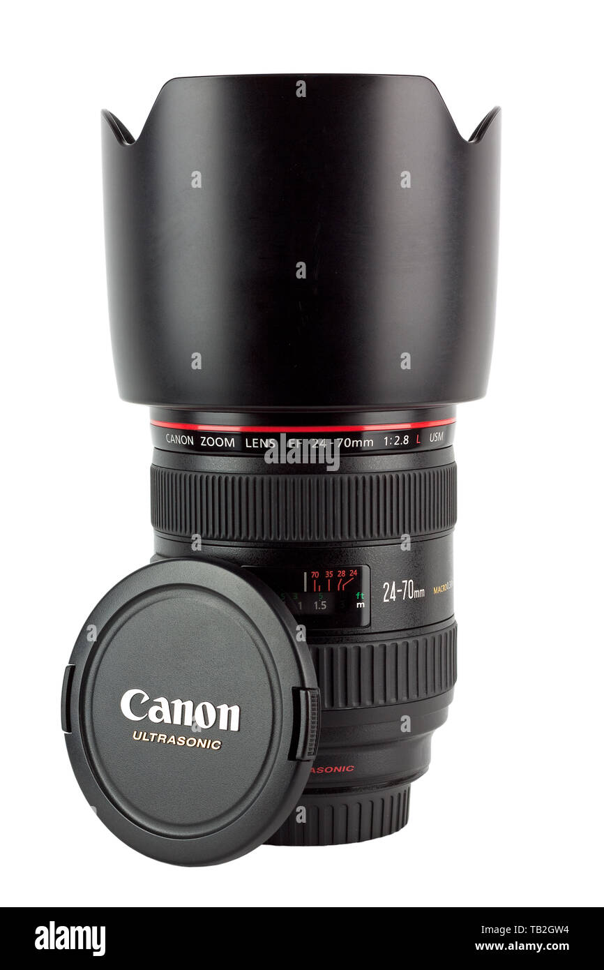 Das Canon EF 24-70 mm f/2.8 L USM Luxus objektiv, vor einem weißen Hintergrund fotografiert. Stockfoto