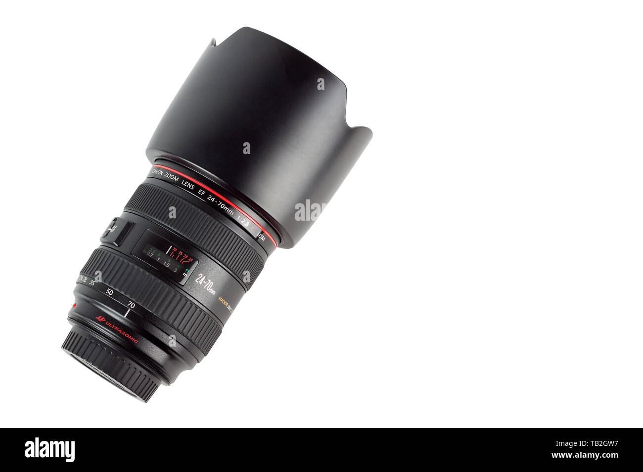 Das Canon EF 24-70 mm f/2.8 L USM Luxus objektiv, vor einem weißen Hintergrund fotografiert. Stockfoto