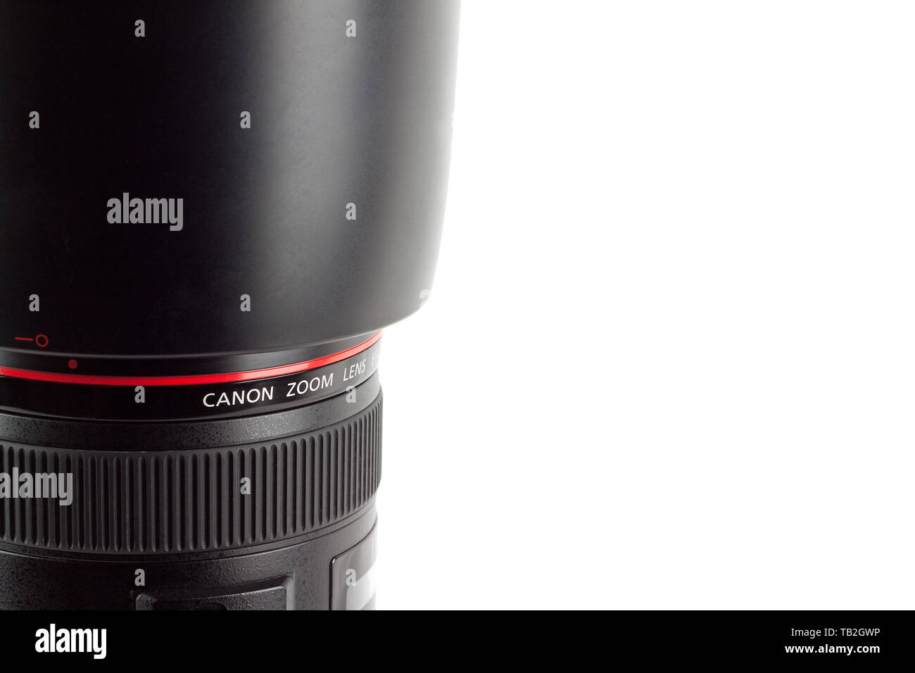 Das Canon EF 24-70 mm f/2.8 L USM Luxus objektiv, vor einem weißen Hintergrund fotografiert. Stockfoto