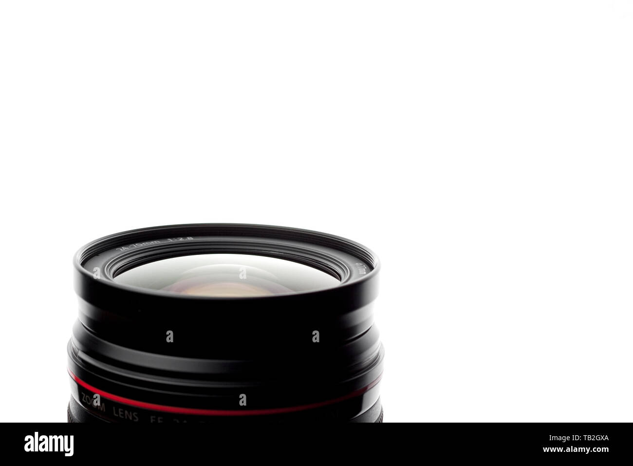 Ein Canon 24-70 mm f/2.8 L USM Objektiv fotografiert vor einem weißen Hintergrund. Stockfoto