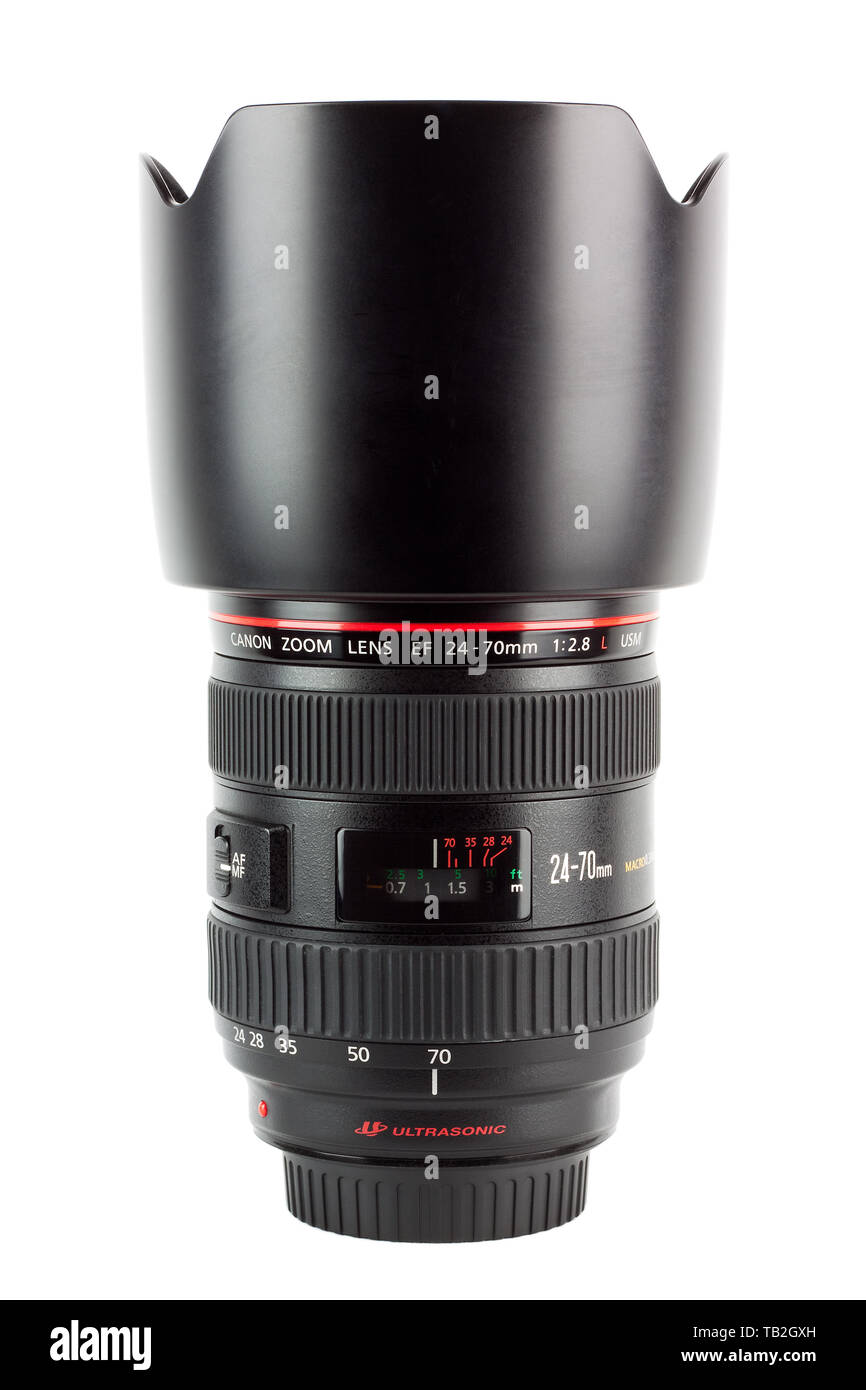 Das Canon EF 24-70 mm f/2.8 L USM Luxus objektiv, vor einem weißen Hintergrund fotografiert. Stockfoto