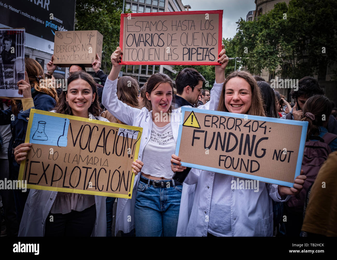 Drei Frauen Demonstranten, halten Plakate kritisieren prekäre Forschungsaufträge für Doktoranden während der Demonstration. Studenten und Forscher der öffentlichen Universität manifestiert sich in der Nachfrage der Erfüllung der EPIF (Satzung der Erforschung Personal in Ausbildung). Der Streik fordert Respekt für die Arbeitnehmer der öffentlichen Universitäten und insbesondere der PDI (Forschung und Lehre), die mit der Unsicherheit ihrer Arbeitsverträge gefüttert werden. Stockfoto