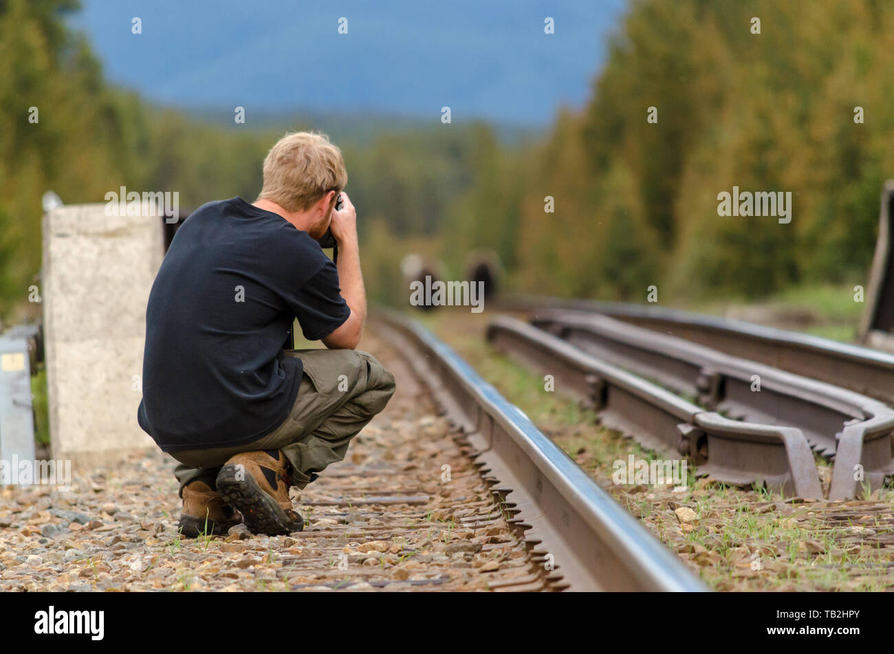Ein Fotograf ein Foto von zwei grizzly Bären auf der Schiene nehmen, schliessen Stockfoto