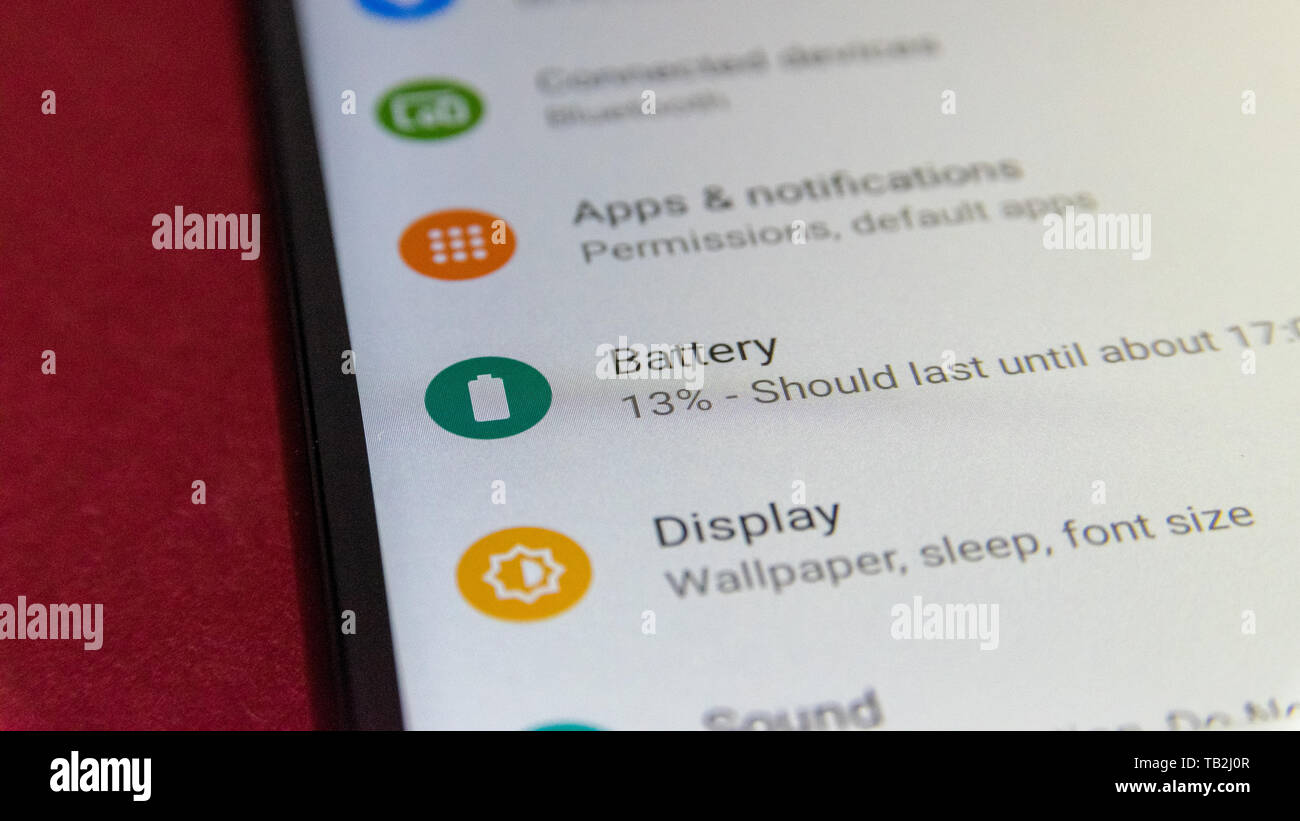 Cluj, Rumänien - Mai 13, 2019: das Batteriesymbol in der Android Pie Menü einstellen. Android Smartphone Akku Konzept. Batterie Einstellungen Stockfoto