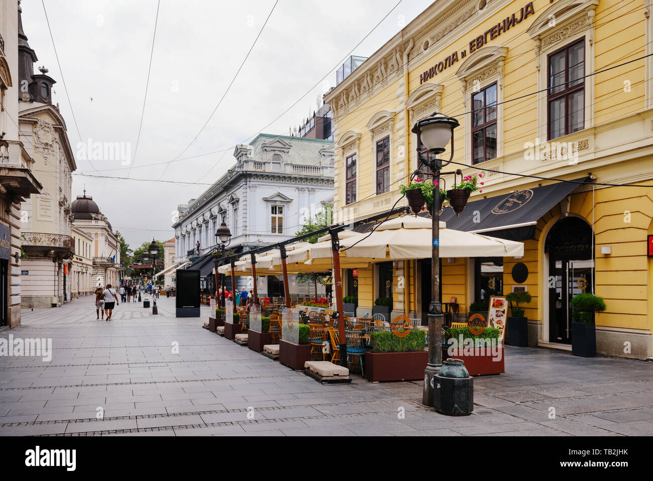 Belgrad, Serbien - 16. Juni 2018. Blick auf die Altstadt Central Street mit Sommer Cafe Terrasse, Gebäudefassaden und Strassenlaternen. Stadt Szene in der Innenstadt von wit Stockfoto