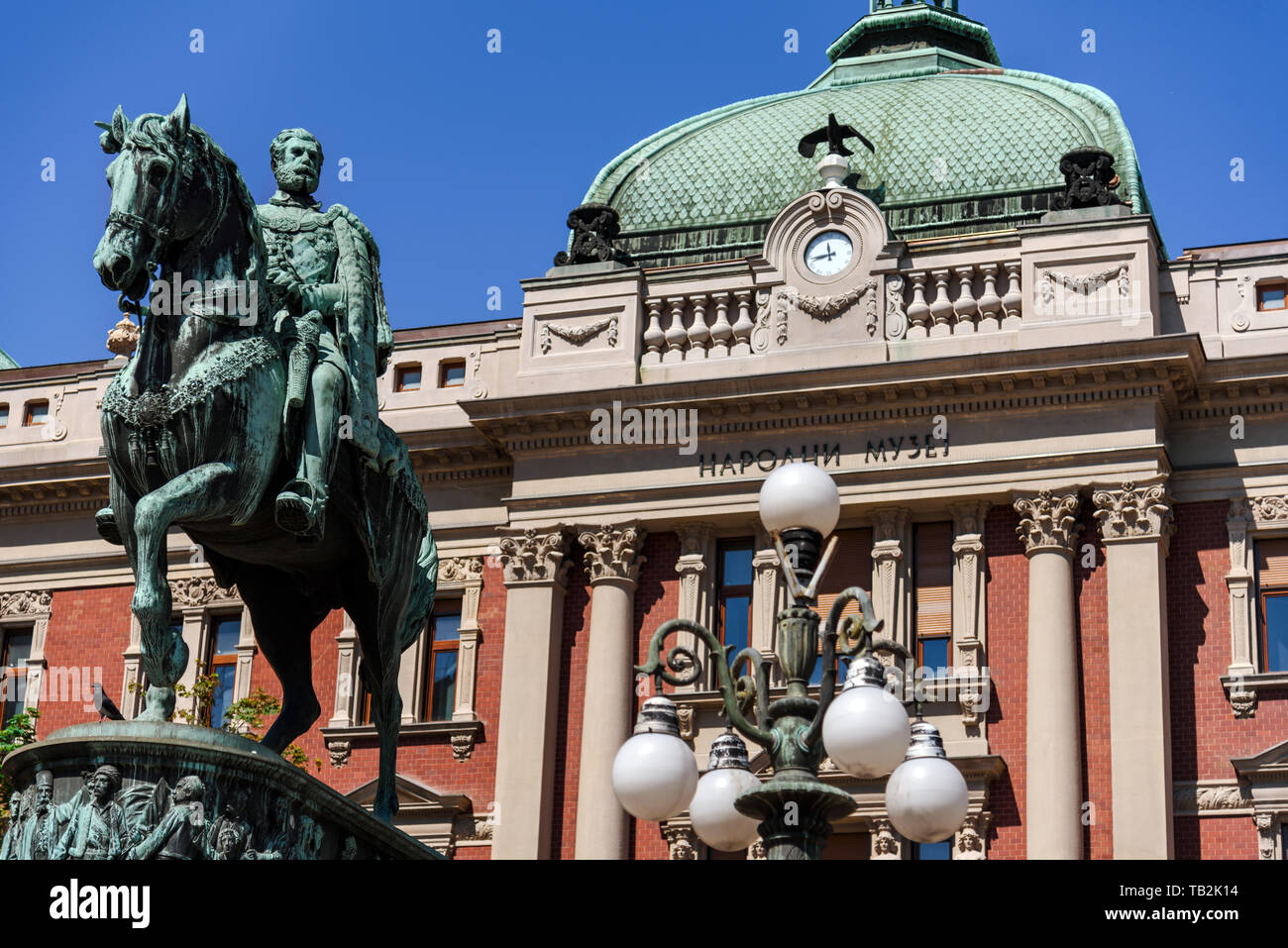 Belgrad, Serbien - 19. April 2018. Denkmal des Herzogs Mihailo Obrenovic in Front National Museum in Belgrad. Fürst Mihailo equestrian Abbildung ist Population Stockfoto