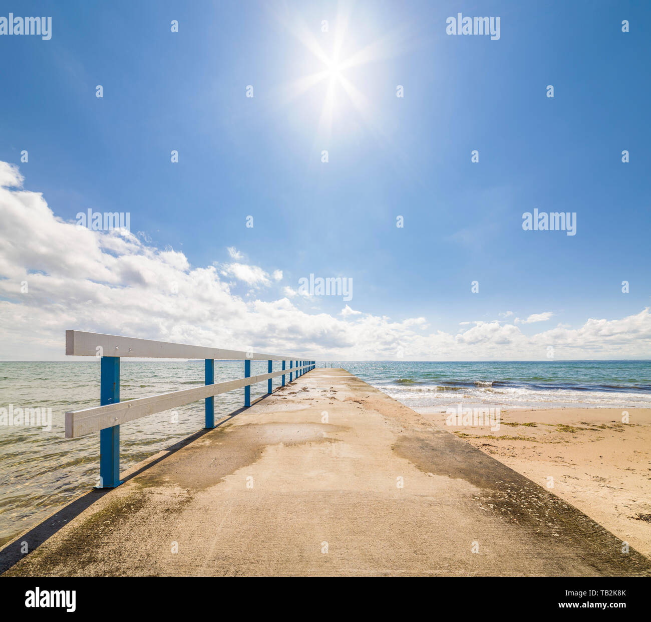 Leeren Strand im Sommer an durch das Meer bei Oresund, Raa, Helsingborg, Skåne, Schweden, Skandinavien. Stockfoto