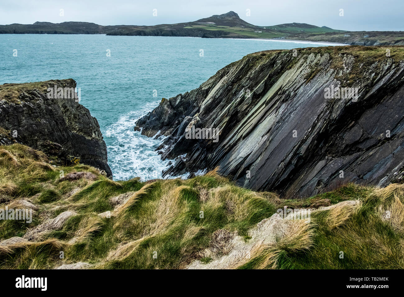 Blick entlang der Küste mit Felsen, Pembrokeshire National Park, Wales, UK. Stockfoto