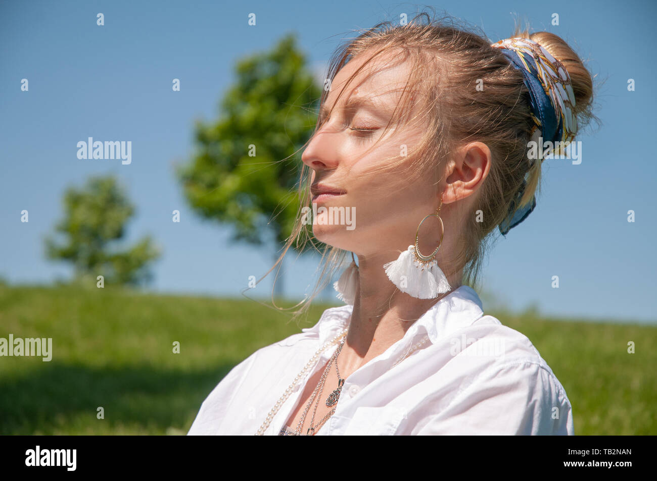 Sommer Schone Boho Style Frau Mit Zubehor Und Romantische Frisur Geniessen Sie Sonnige e Stockfotografie Alamy