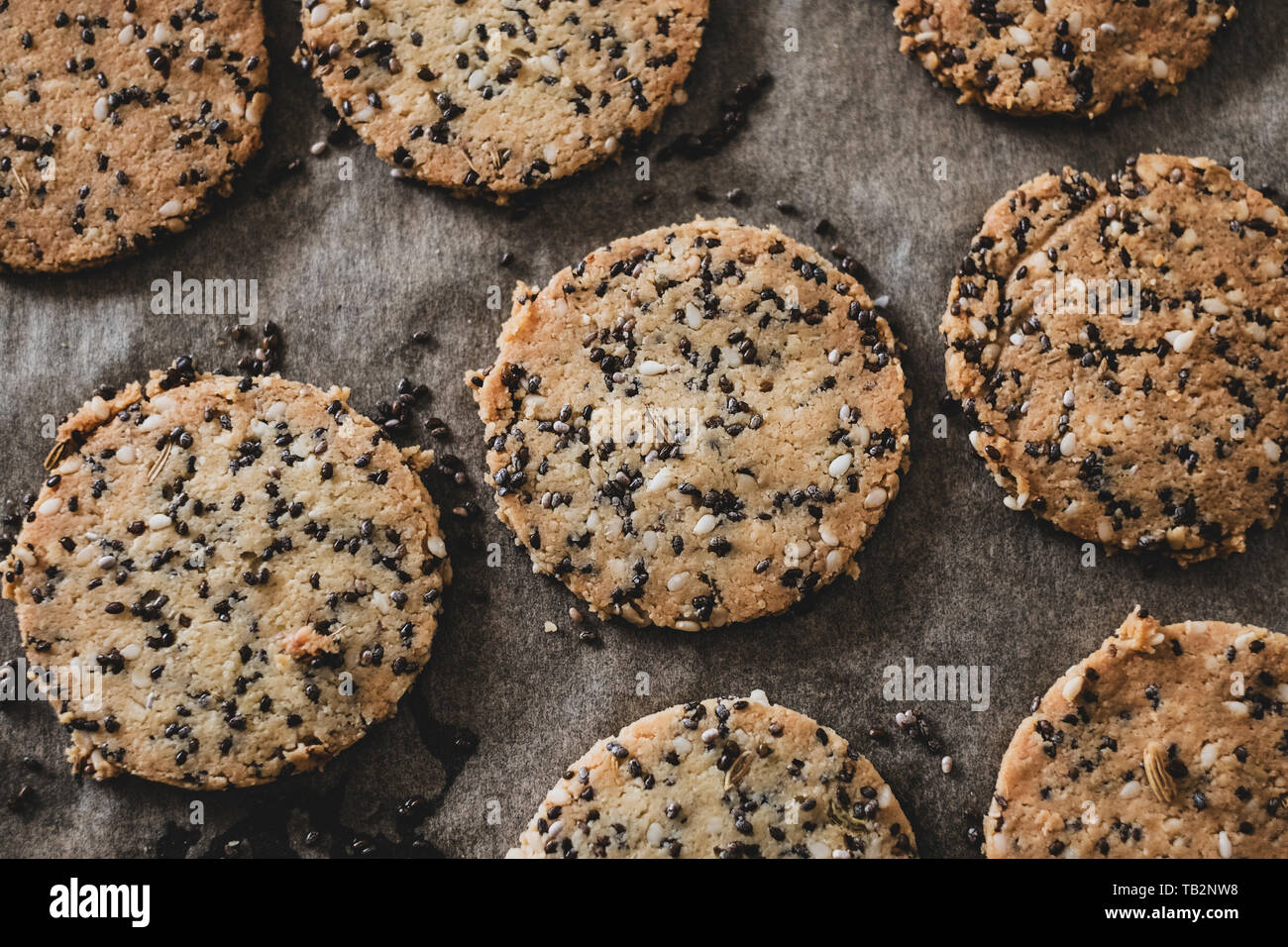 Hohen Winkel in der Nähe von Ausgangspunkten cracker Teig auf ein Backblech. Stockfoto