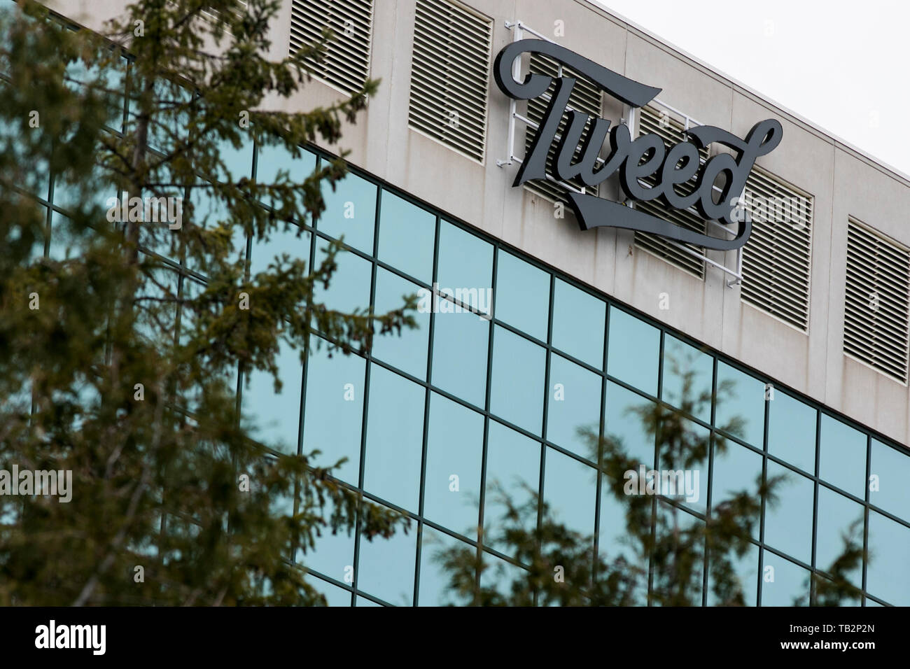 Eine Tweed logo Zeichen außerhalb einer Anlage von Vordach Wachstum Corporation, im Handel unter dem Namen "Tweed" in Ottawa, Ontario, Kanada besetzt, am 20. April, Stockfoto Eine Tweed logo Zeichen außerhalb einer Anlage von Vordach Wachstum Corporation, im Handel unter dem Namen "Tweed" in Ottawa, Ontario, Kanada besetzt, am 20. April, Stockfoto