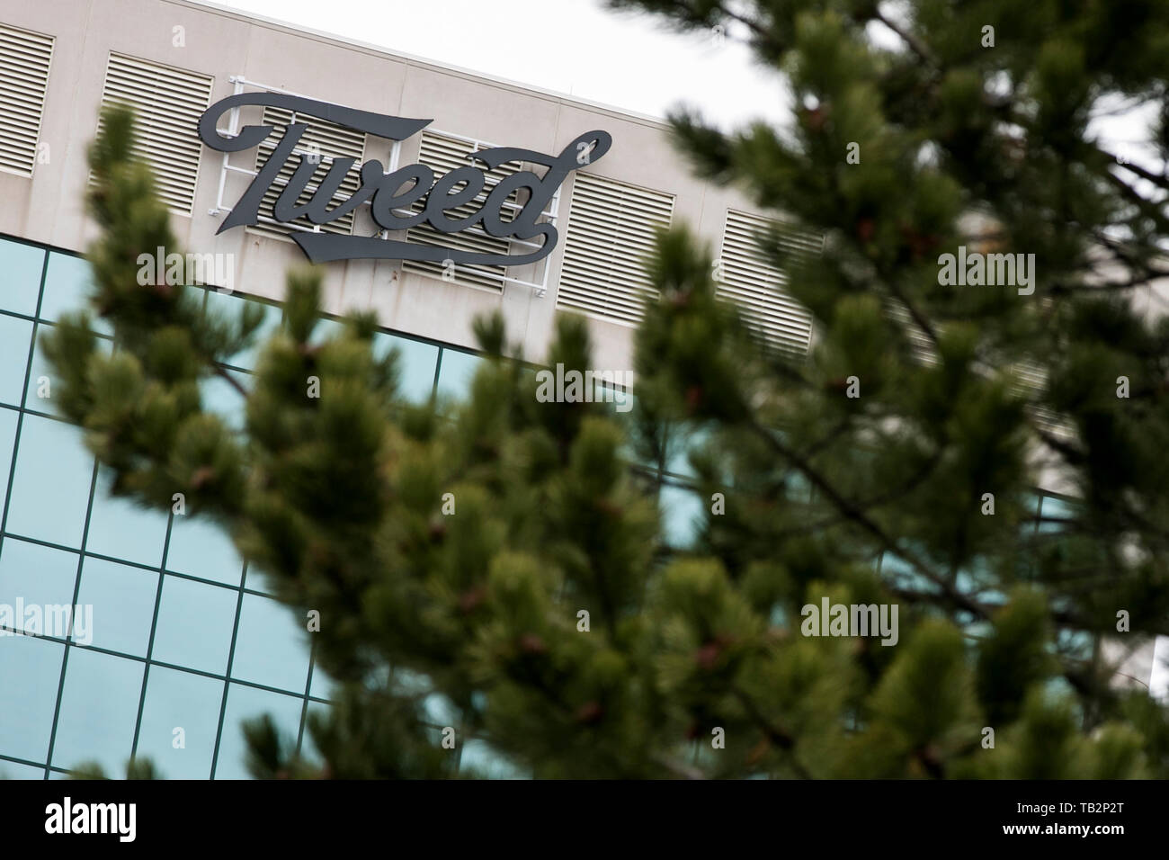 Eine Tweed logo Zeichen außerhalb einer Anlage von Vordach Wachstum Corporation, im Handel unter dem Namen "Tweed" in Ottawa, Ontario, Kanada besetzt, am 20. April, Stockfoto Eine Tweed logo Zeichen außerhalb einer Anlage von Vordach Wachstum Corporation, im Handel unter dem Namen "Tweed" in Ottawa, Ontario, Kanada besetzt, am 20. April, Stockfoto
