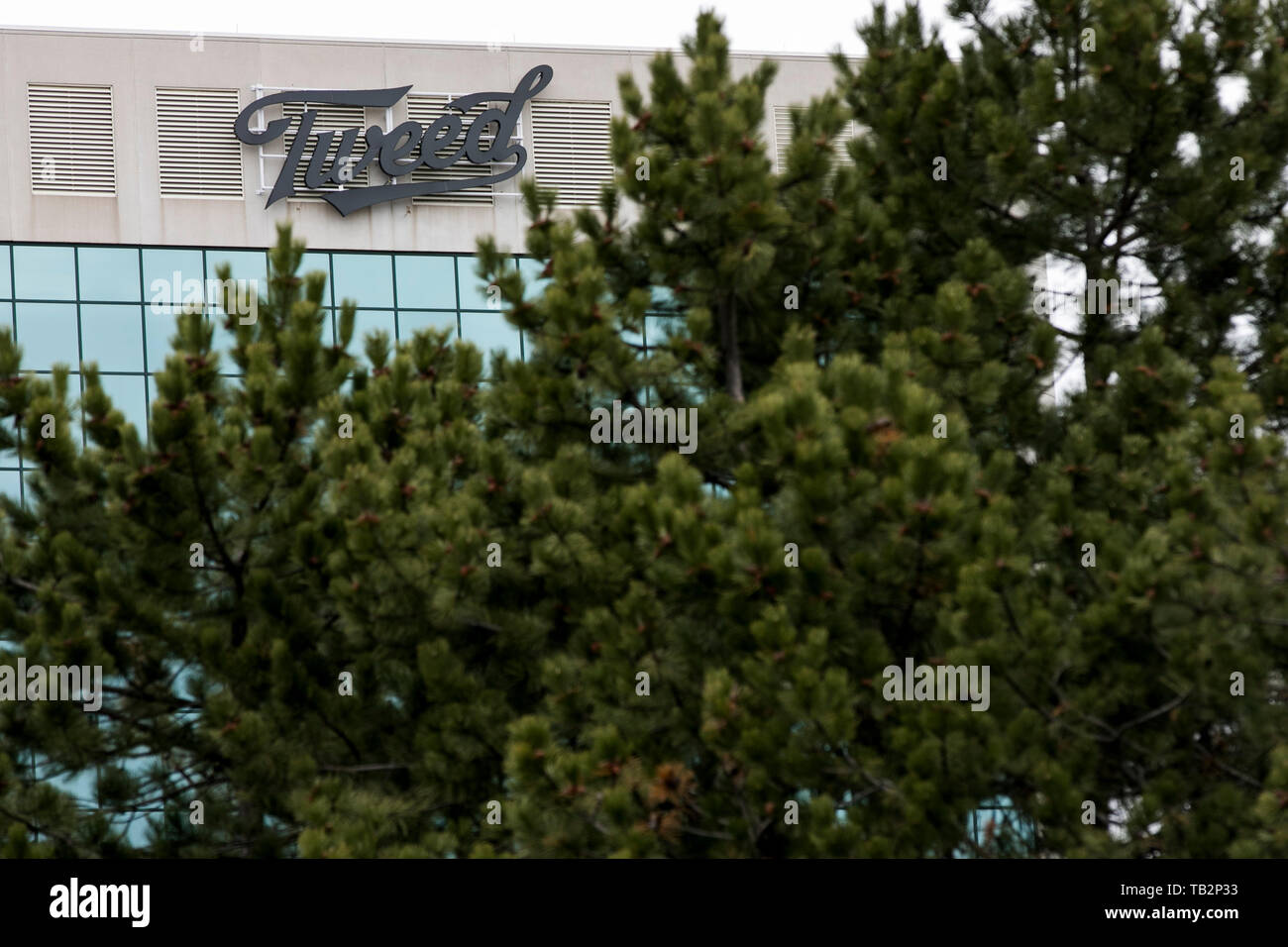 Eine Tweed logo Zeichen außerhalb einer Anlage von Vordach Wachstum Corporation, im Handel unter dem Namen "Tweed" in Ottawa, Ontario, Kanada besetzt, am 20. April, Stockfoto Eine Tweed logo Zeichen außerhalb einer Anlage von Vordach Wachstum Corporation, im Handel unter dem Namen "Tweed" in Ottawa, Ontario, Kanada besetzt, am 20. April, Stockfoto