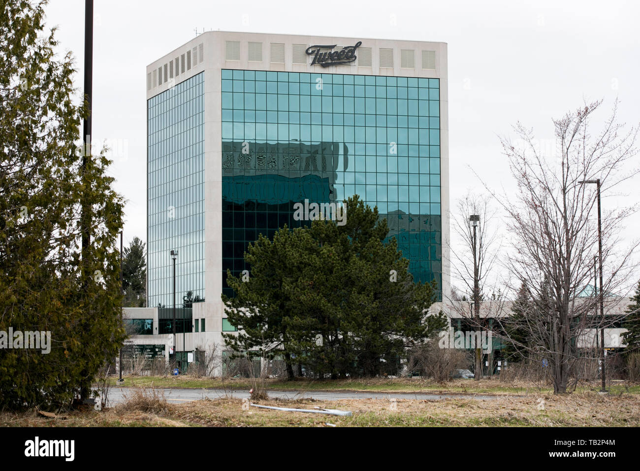 Eine Tweed logo Zeichen außerhalb einer Anlage von Vordach Wachstum Corporation, im Handel unter dem Namen "Tweed" in Ottawa, Ontario, Kanada besetzt, am 20. April, Stockfoto Eine Tweed logo Zeichen außerhalb einer Anlage von Vordach Wachstum Corporation, im Handel unter dem Namen "Tweed" in Ottawa, Ontario, Kanada besetzt, am 20. April, Stockfoto