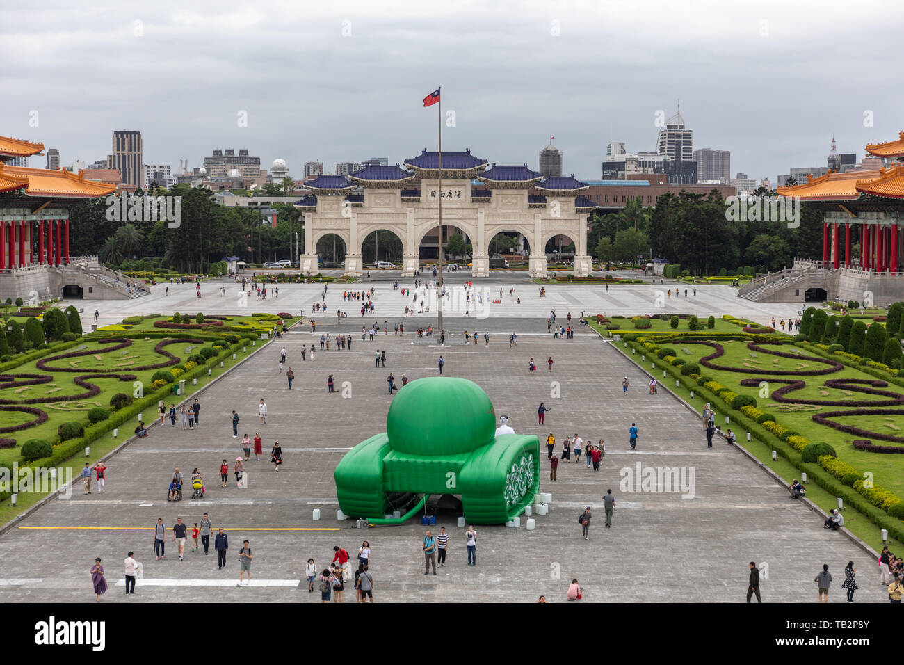 Eine aufblasbare Tank ist zu Chiang Kai-shek Memorial Hall in Taipeh den 30. Jahrestag des 4. Juni zu markieren, Tiananmen Massaker 1989. Stockfoto