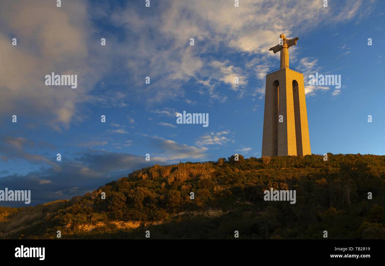 Sonnenuntergang über den Fluss Tejo in Almada in der Nähe von Lissabon Stockfoto