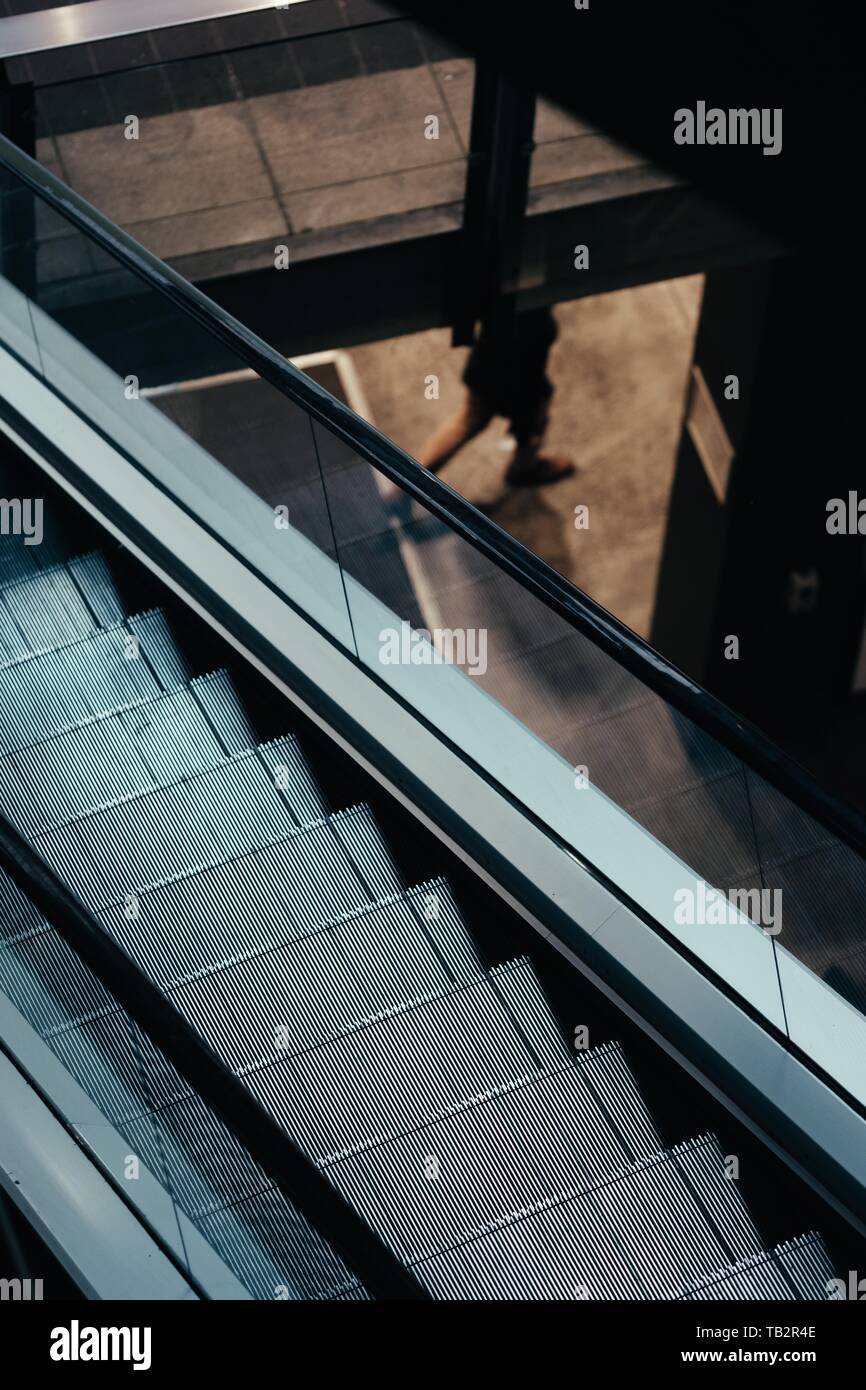 Hochwinkeliger Schuss einer Rolltreppe Stockfoto