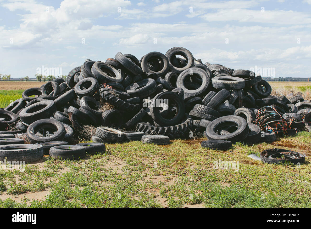 Stapel von weggeworfenen Autoreifen, Ackerland in der Entfernung, in der Nähe der Cimarron, Kansas Stockfoto