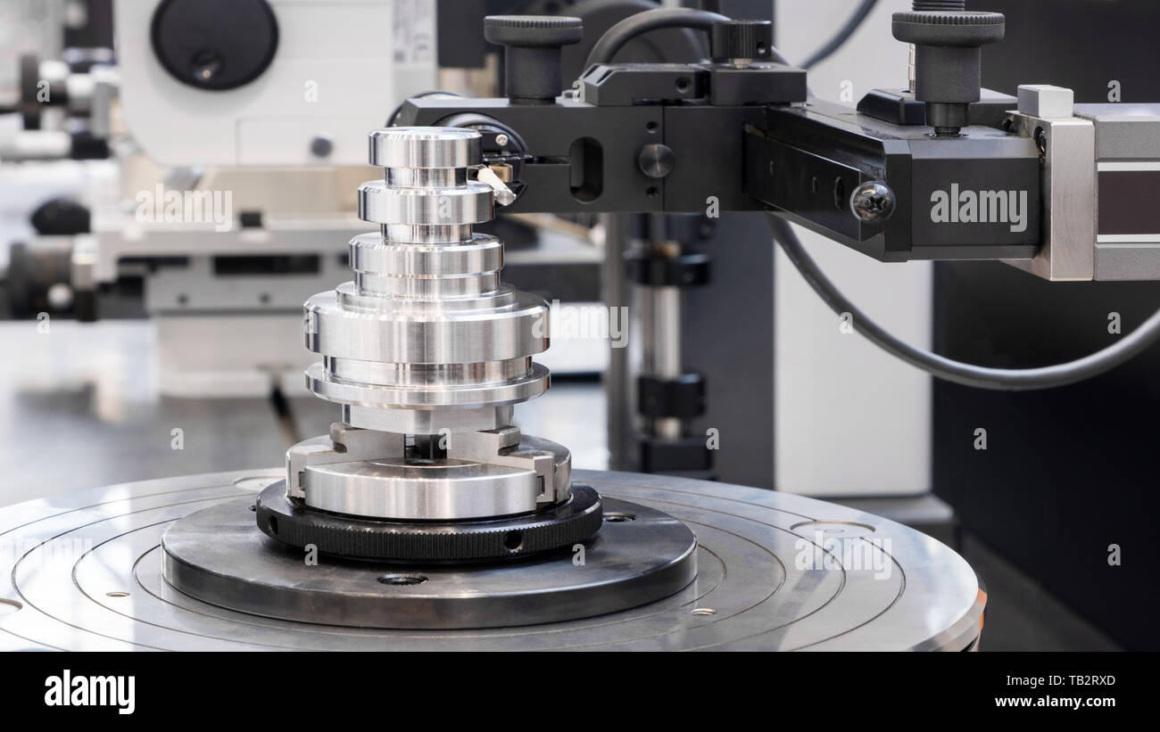 Betreiber Inspektion dimension Metallteilen von CMM nach Bearbeitung in der industriellen Produktion. Stockfoto