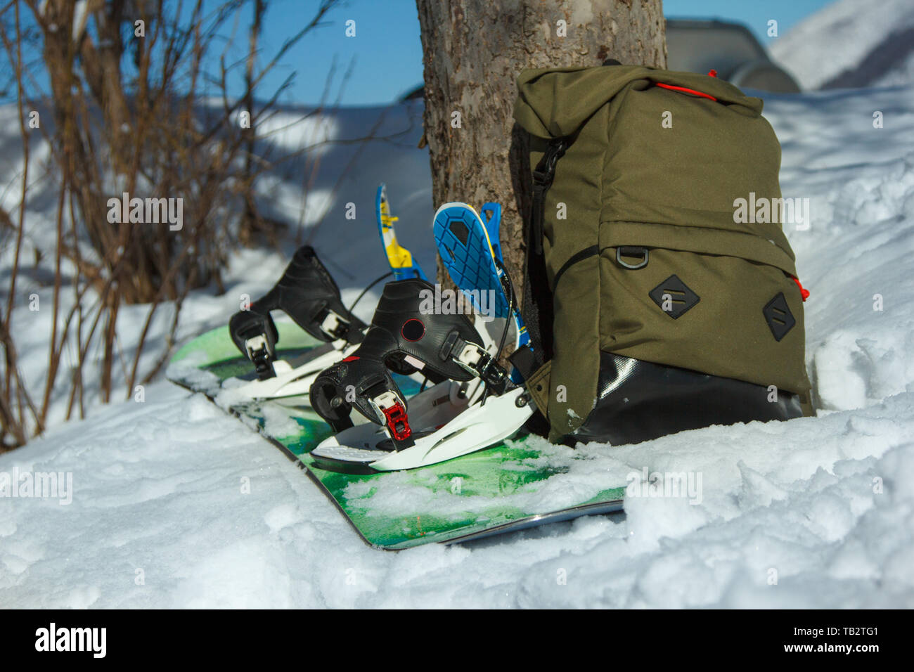 Ein snowboard und einen Rucksack auf dem Schnee. Winter Wochenende Stockfoto