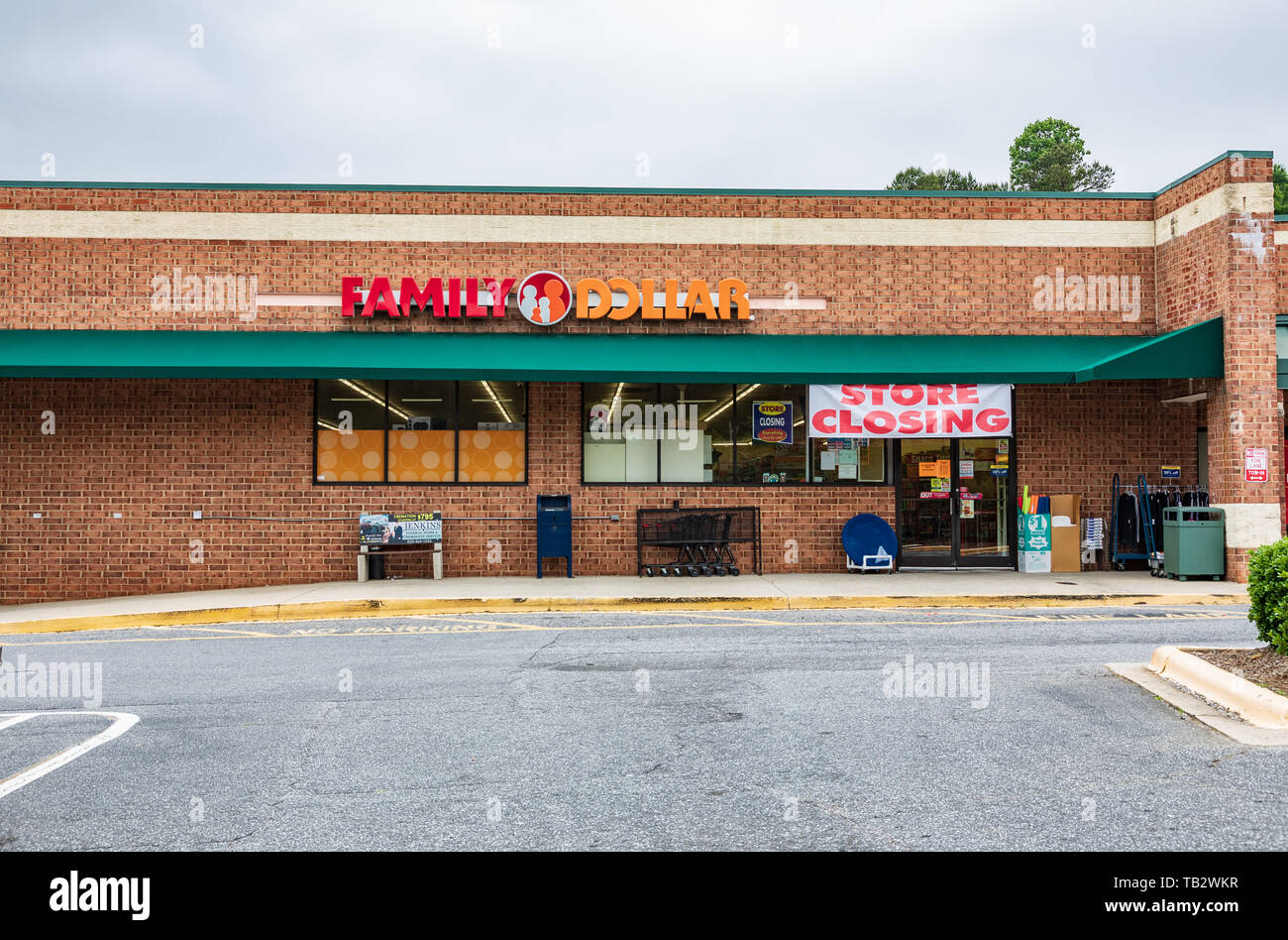 Newton, NC, USA -5/22/19: eine Familie Dollar Store. Das Unternehmen schließt fast 400 Filialen in 2019. Eingang und Parkplatz gezeigt, mit 'store Stockfoto
