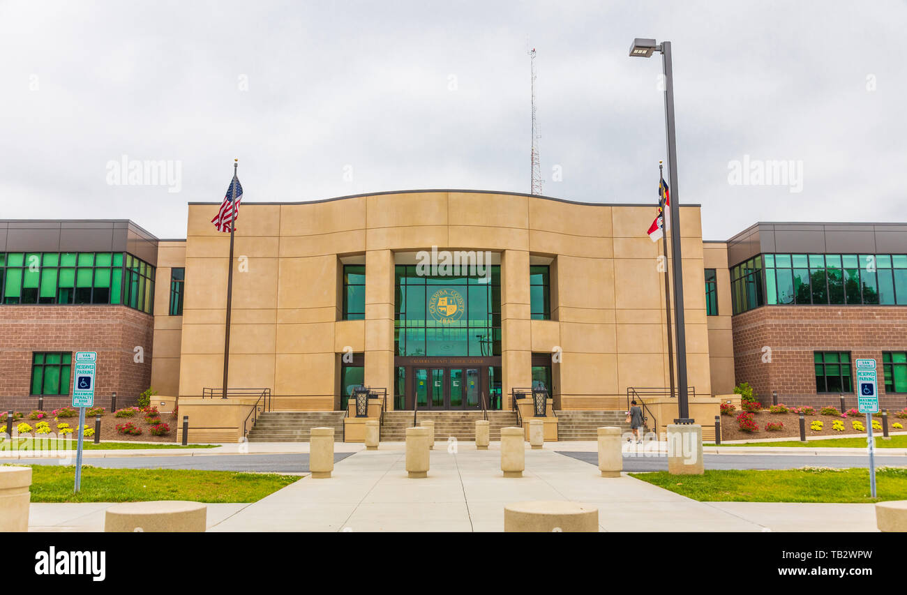 NEWTON, NC, USA--5/22/19: Die Catawba County Justice Center und Gericht. Eine Person. Stockfoto