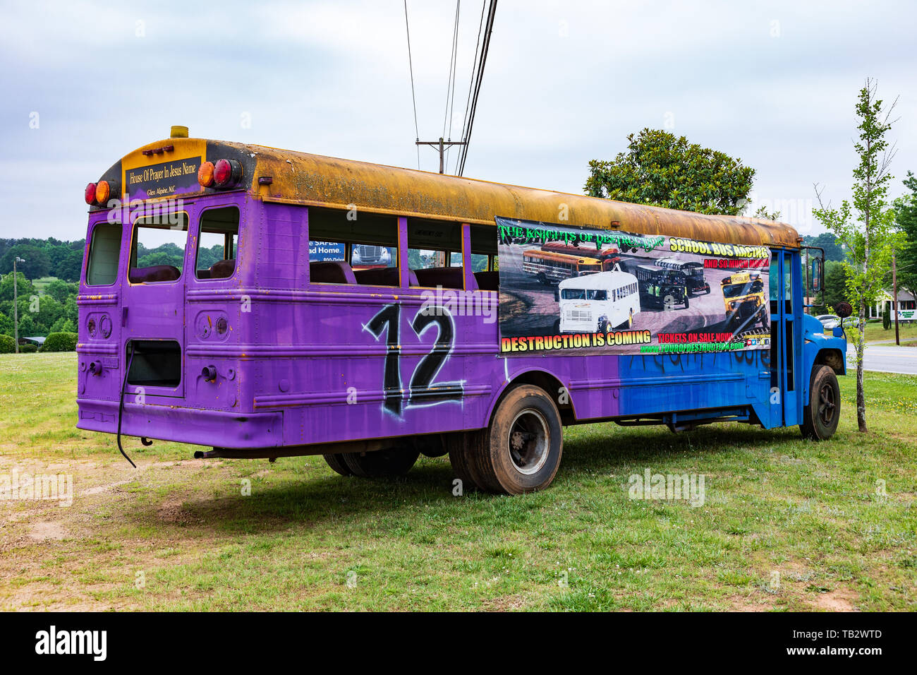 NEWTON, NC, USA--5/22/19: Old school Busse zerlegt und für die Verwendung als Racing/Absturz Ereignis gemalt. Stockfoto
