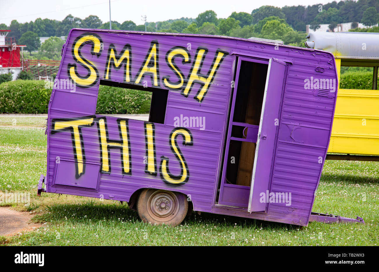 NEWTON, NC, USA--5/22/19: Alte Camping trailer zerlegt und lackiert Für den Einsatz im Rennsport/Absturz Ereignis. Stockfoto