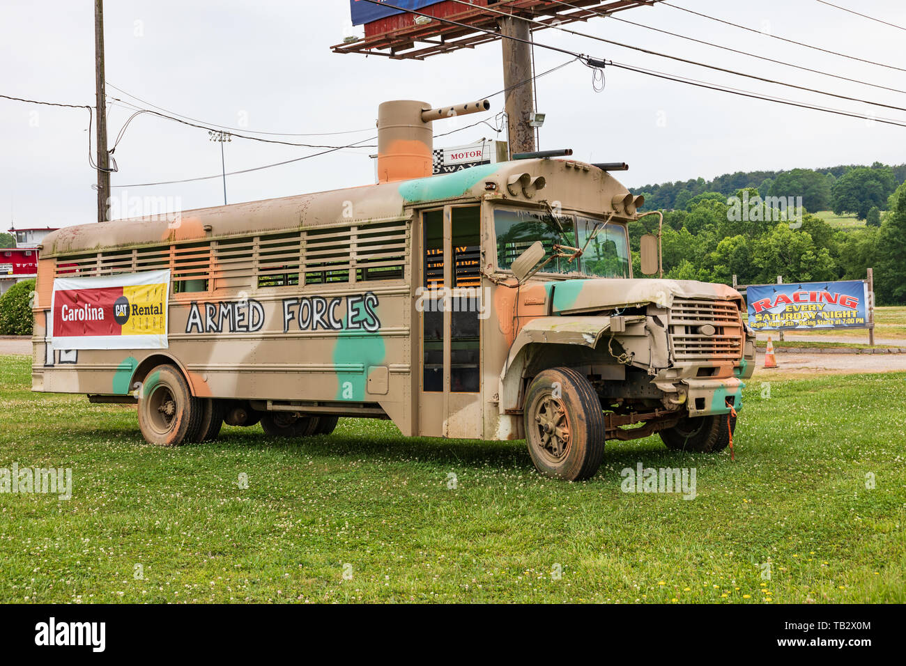 NEWTON, NC, USA--5/22/19: Old school Busse zerlegt und für die Verwendung als Racing/Absturz Ereignis gemalt. Stockfoto