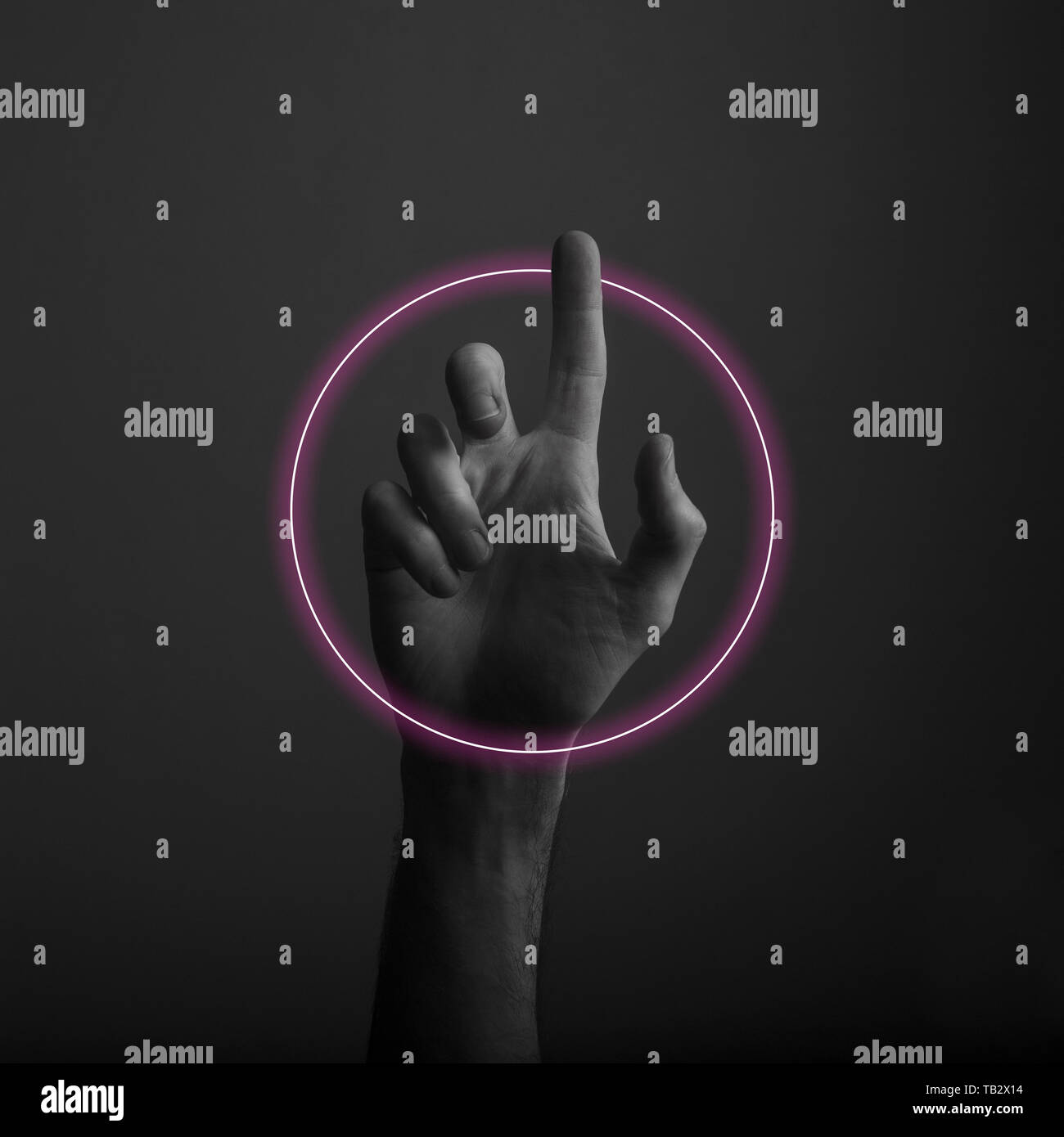 Hand zeigen Sie mit einem Finger gegen einen dunklen Hintergrund mit abstrakten Neon Licht Stockfoto