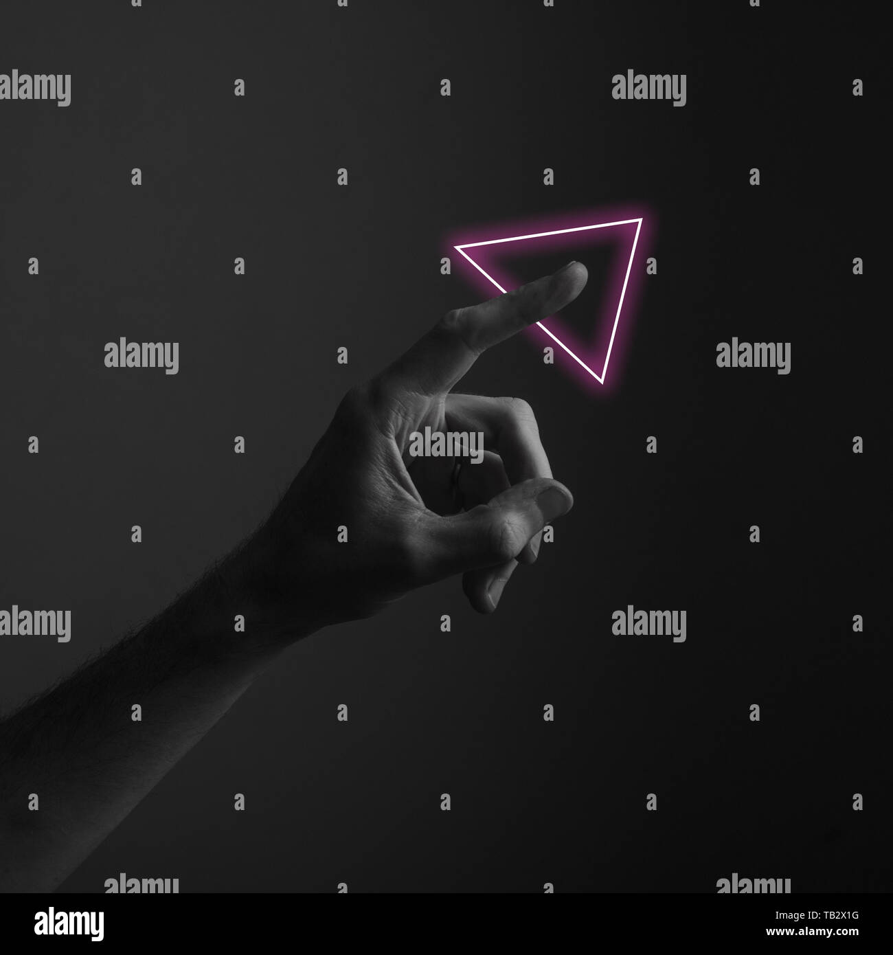 Hand zeigen Sie mit einem Finger gegen einen dunklen Hintergrund mit abstrakten Neon Licht Stockfoto
