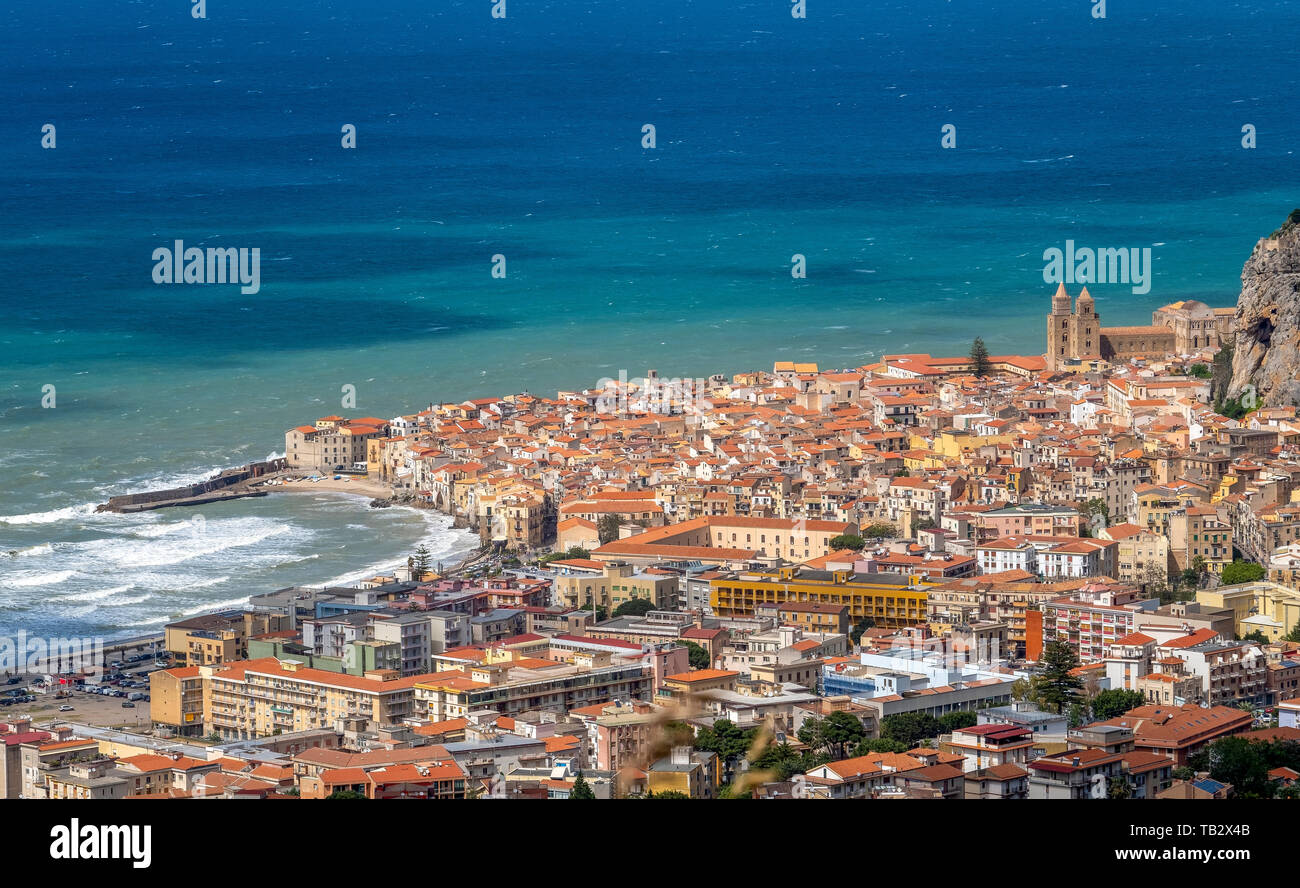 Ansicht der Altstadt von Cefalù, Sizilien. Stockfoto