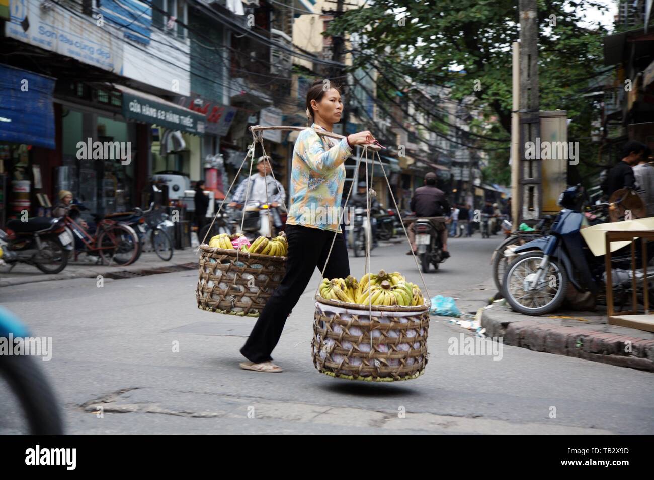 Obst Verkäufer in Hanoi. Stockfoto