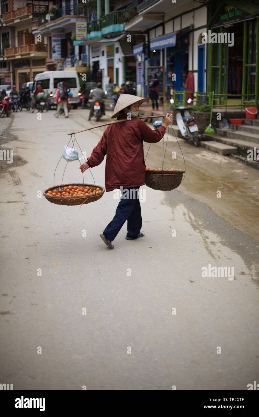 Obst Verkäufer in Hanoi. Stockfoto