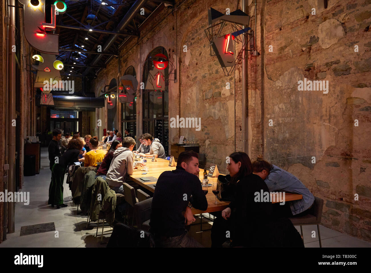 TURIN, Italien - 3. NOVEMBER 2018: Ogr, Officine Grandi Riparazioni cafe Interieur mit Menschen, Abend in Turin, Italien. Stockfoto