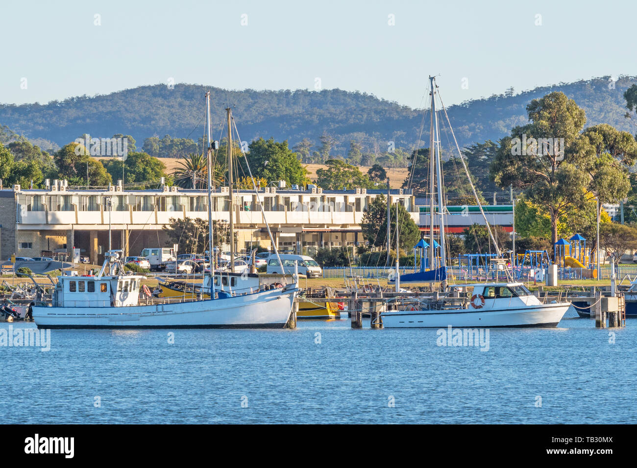 Boote an einem Steg in St Helens an der Ostküste von Tasmanien in Australien. Stockfoto