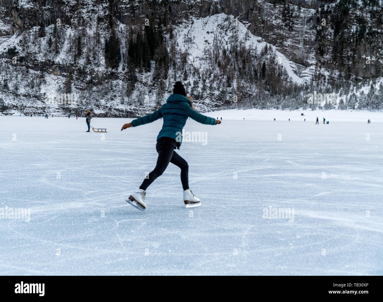 Schlittschuhlaufen auf gefrorenen Oeschinensee See im Berner Oberland Stockfoto