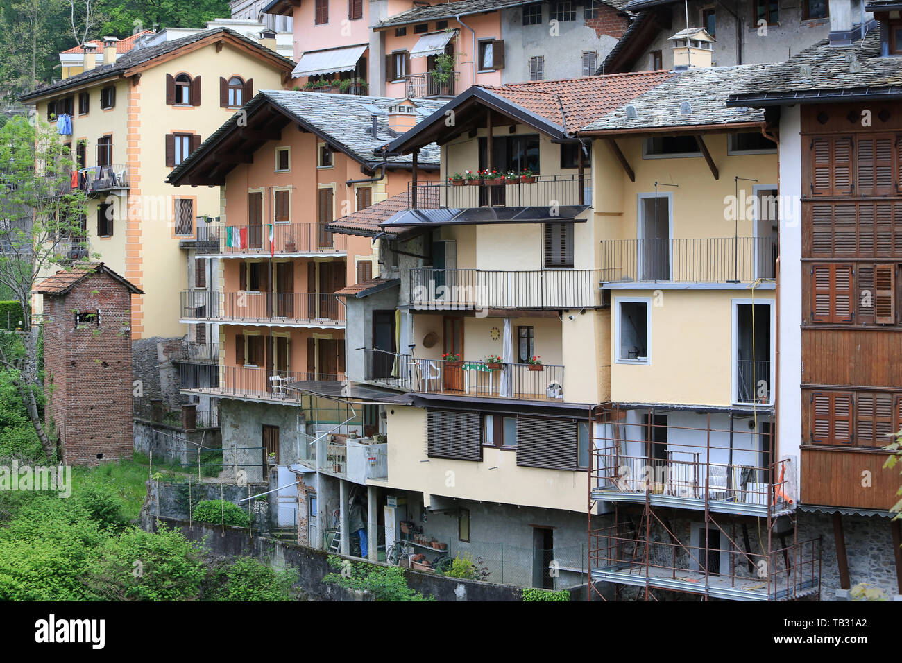 Maisons typiques sur la Rivière de Mastallone de Varallo Sesia. Italie. Typische Häuser am Fluss Mastallone von Varallo Sesia. Italien. Italien. Stockfoto
