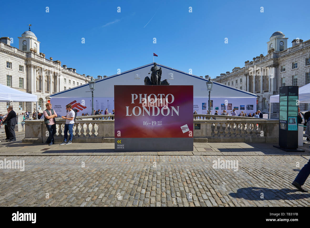 LONDON - 16. MAI 2019: Foto London, Fotografie art fair im Somerset House mit Besuchern an einem sonnigen Tag in London, England. Stockfoto