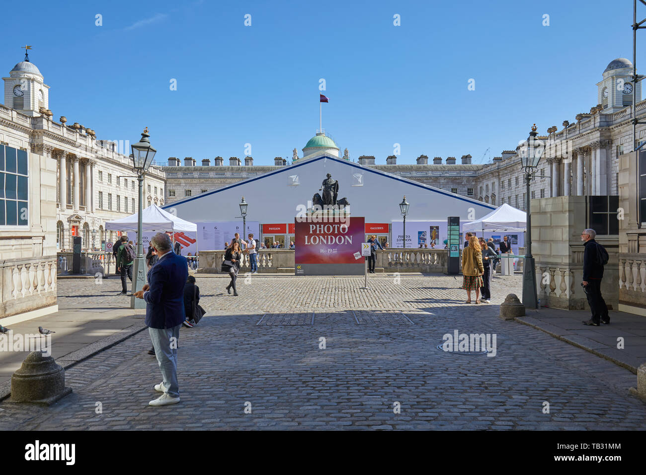 LONDON - 16. MAI 2019: Foto London, Fotografie art fair im Somerset House mit Besuchern an einem sonnigen Tag in London, England. Stockfoto