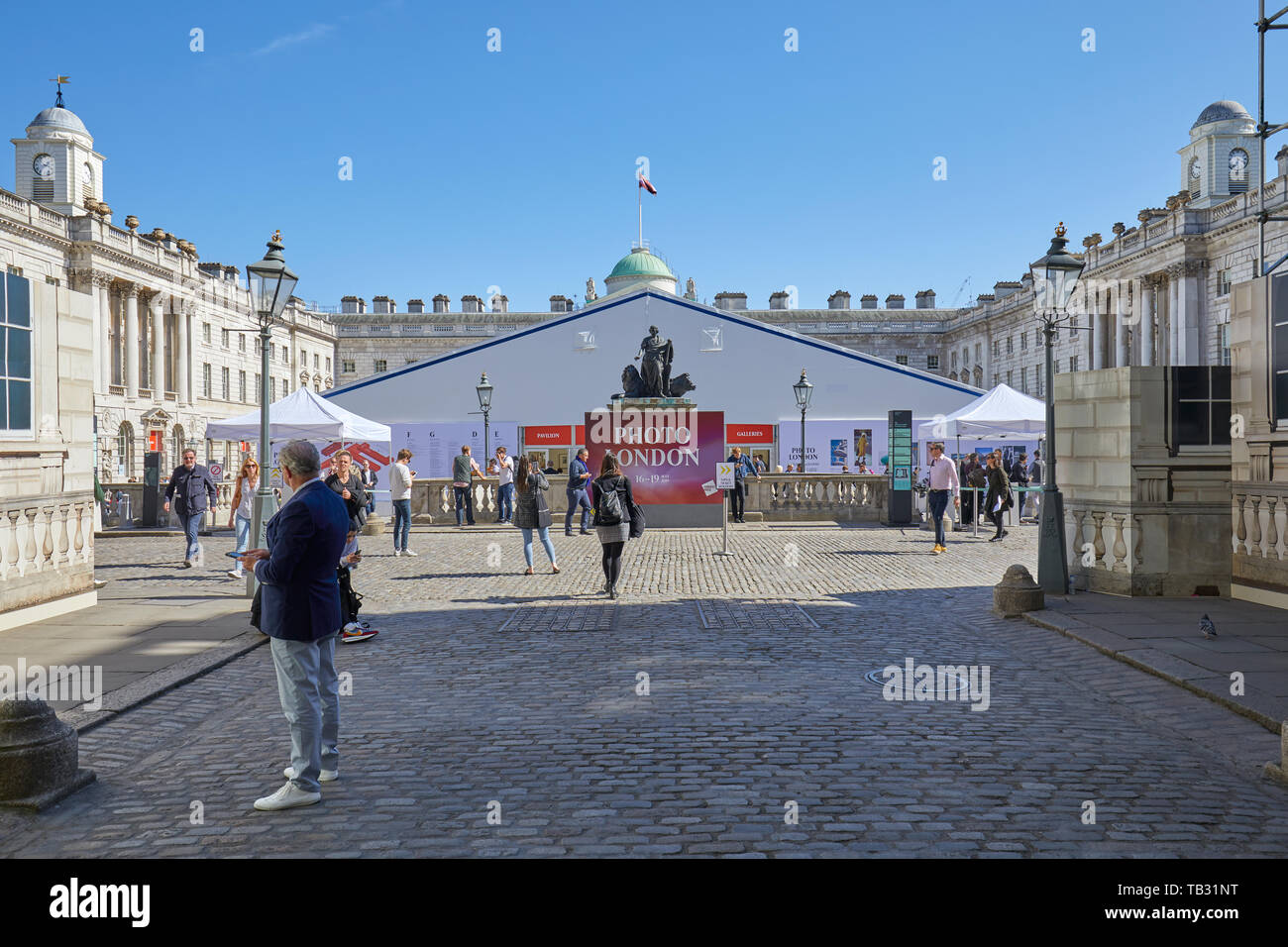 LONDON - 16. MAI 2019: Foto London, Fotografie art fair im Somerset House mit Besuchern an einem sonnigen Tag in London, England. Stockfoto
