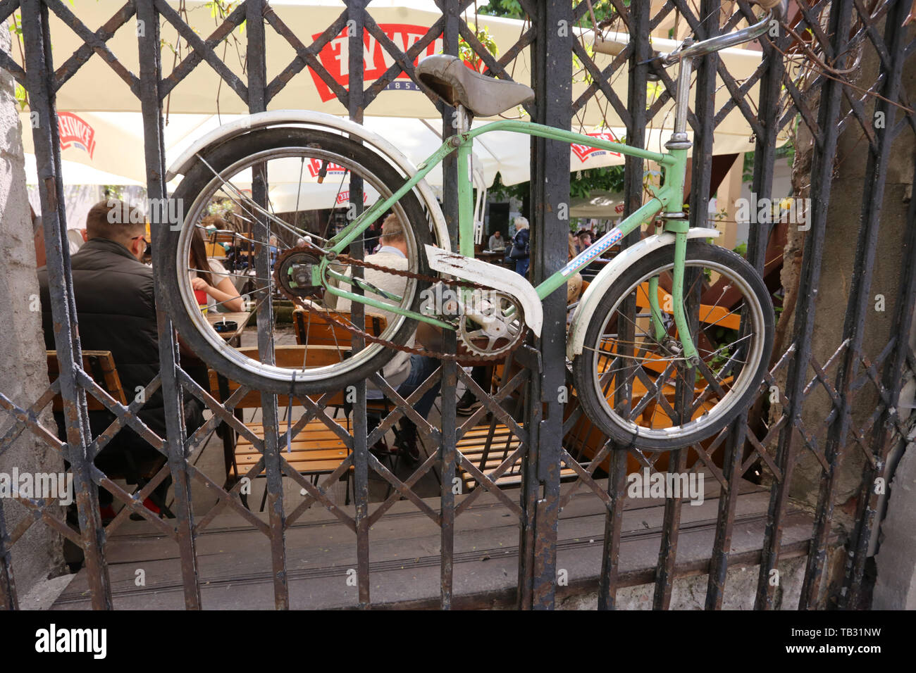 Krakau. Krakau. Polen. Die Kinder mit dem Fahrrad auf den Zaun des Cafe Gärten in Kazimierz, das touristische Attraktion von Krakau gehängt. Stockfoto