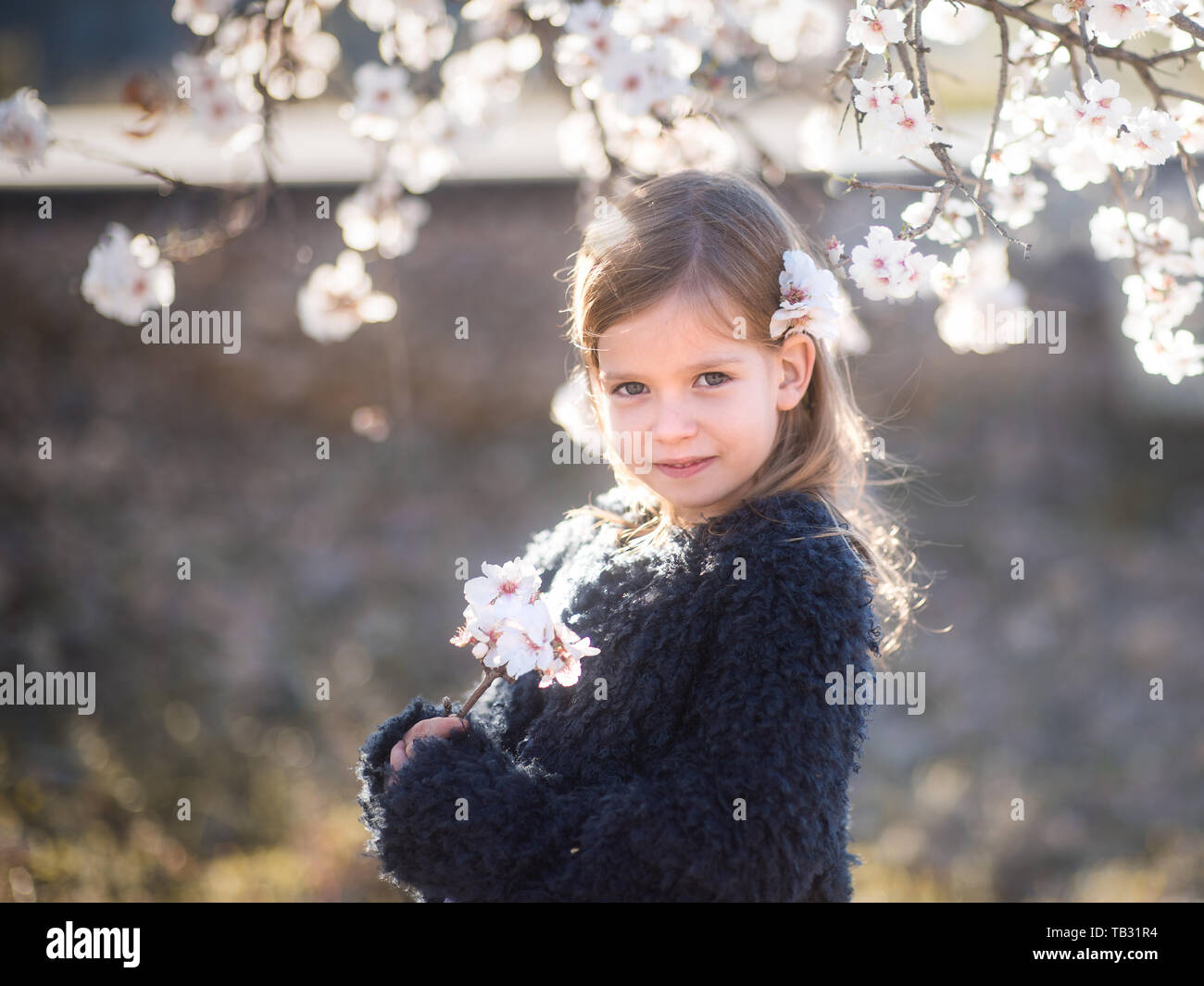 Süße kleine lächelnde Mädchen in der Kamille Feld im Frühling. Stockfoto