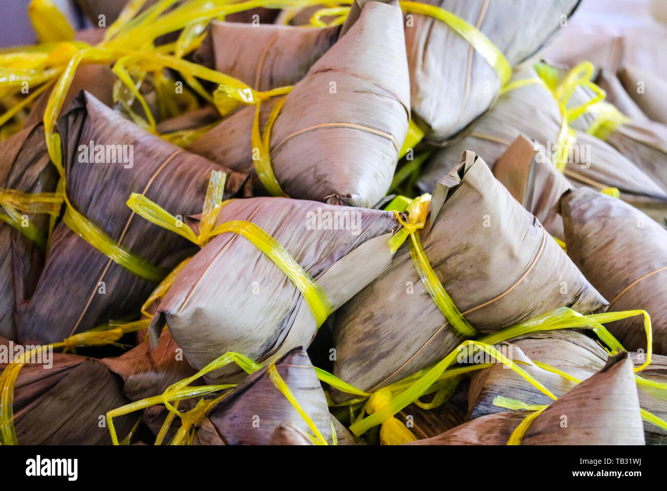 Pyramidenförmige Knödel durch Umwickeln Klebreis in Bambus Blätter gemacht Stockfoto