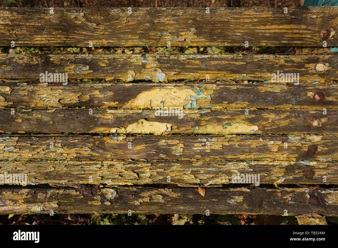 Krakau. Krakau. Polen. Abblätternde Farbe auf abandonned Parkbank. Stockfoto